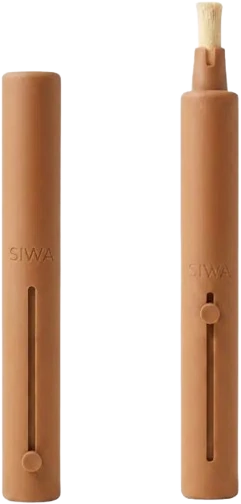 Le porte-siwak Siwa en terracotta, ouvert avec un siwak sorti et fermé