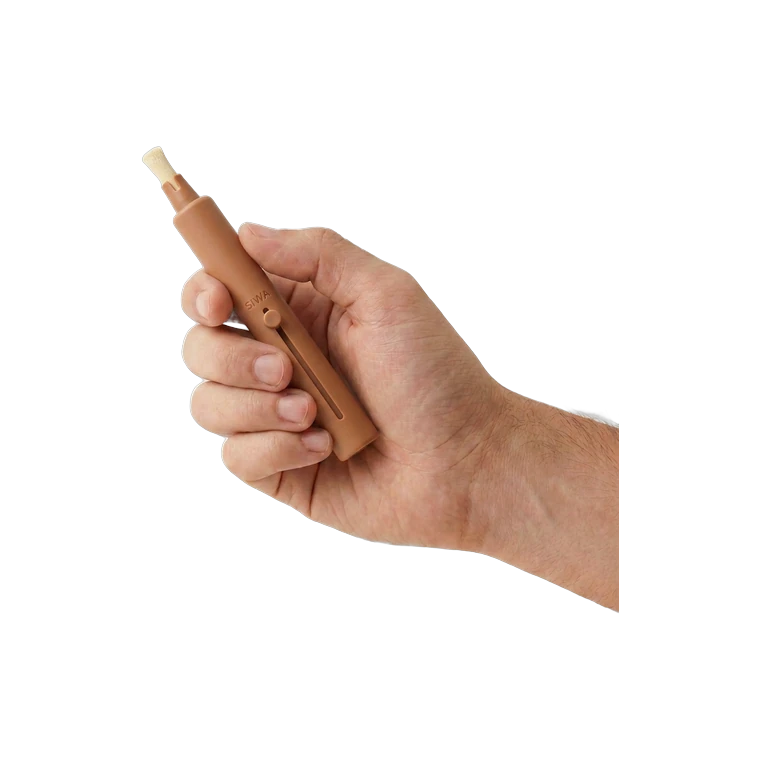 Le porte-siwak tenu en main, prêt à brosser